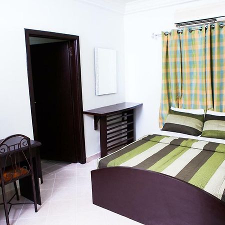 Maxwell Court Apartments Accra Esterno foto