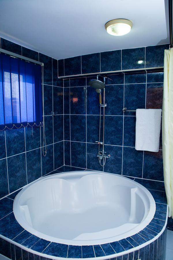 Maxwell Court Apartments Accra Esterno foto